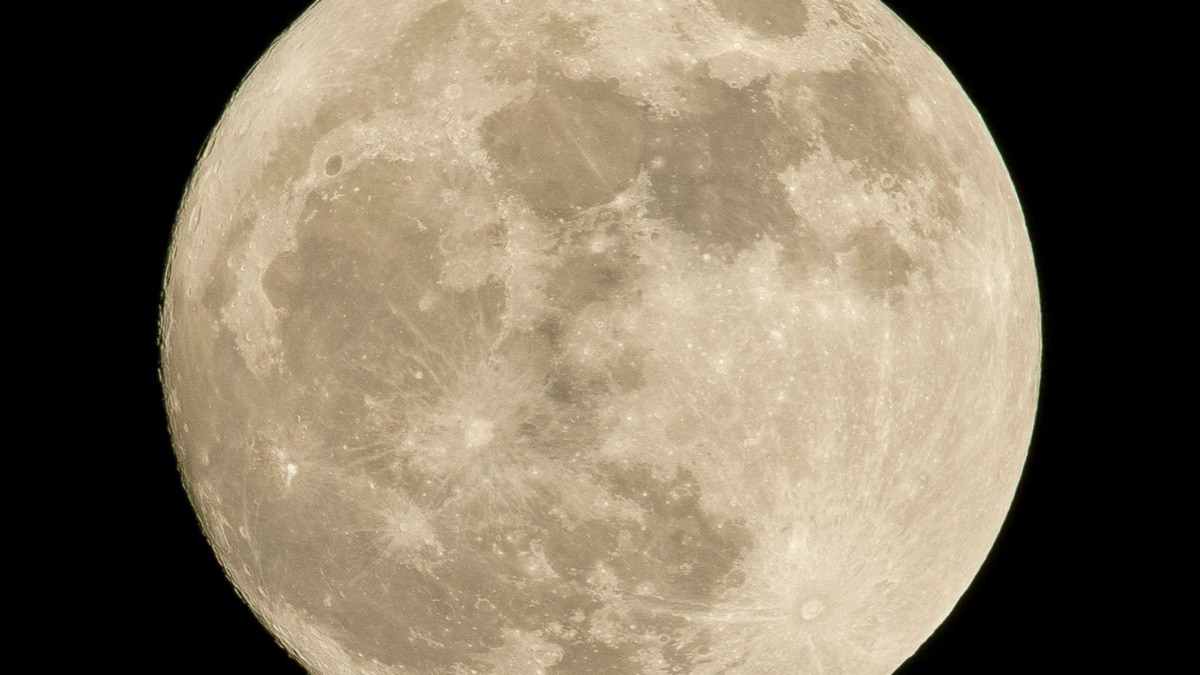 5 Common Conspiracy Theories About Space