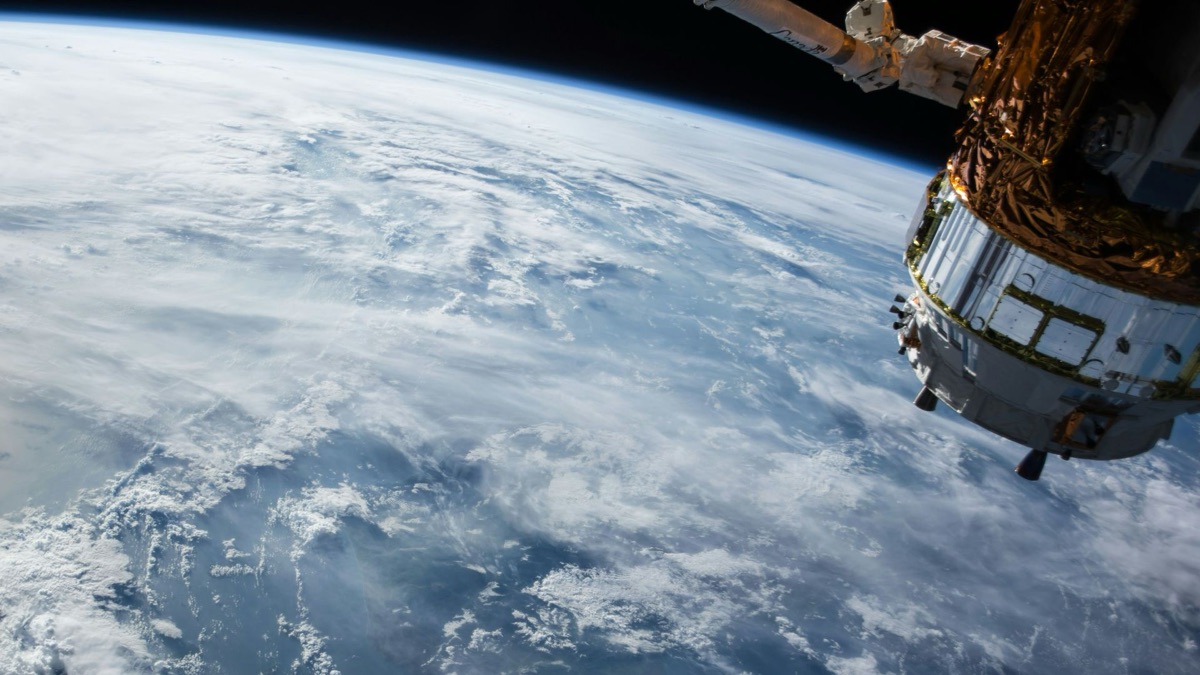 5 Common Conspiracy Theories About Space